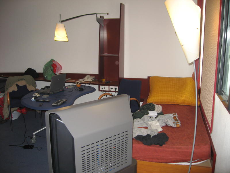 extra Bett oder gemütliche couch im Hintergrund ARbeitstisch mit Kabelanschlusse gratis für Internet